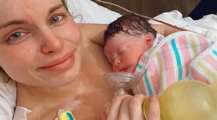 Μετά από έξι αποτυχημένες εγκυμοσύνες, κατάφερε να γεννήσει ένα υγιέστατο αγοράκι