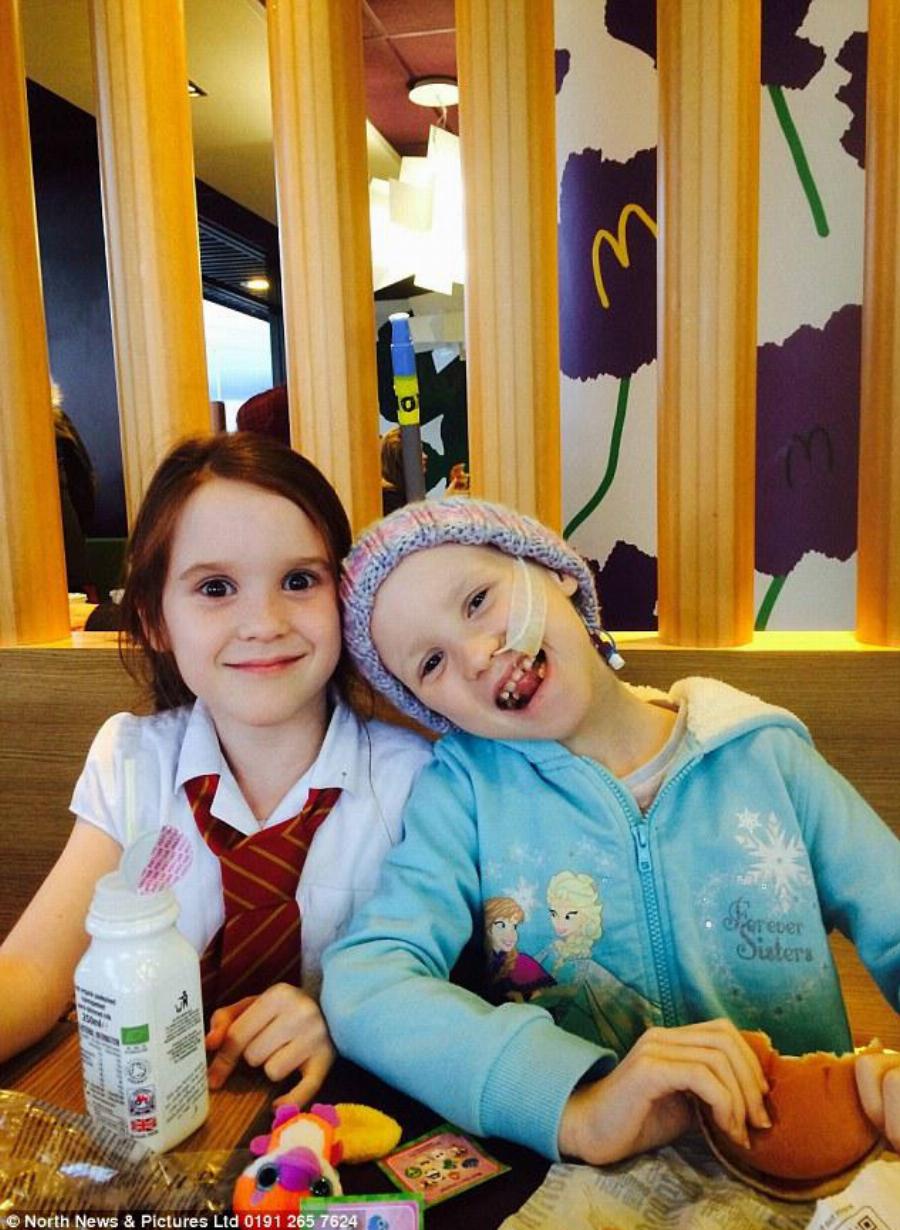 10χρονη δίνει το πιο ζεστό φιλί στη δίδυμη αδελφή της που πάσχει από λευχαιμία