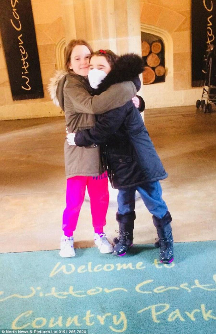 10χρονη δίνει το πιο ζεστό φιλί στη δίδυμη αδελφή της που πάσχει από λευχαιμία