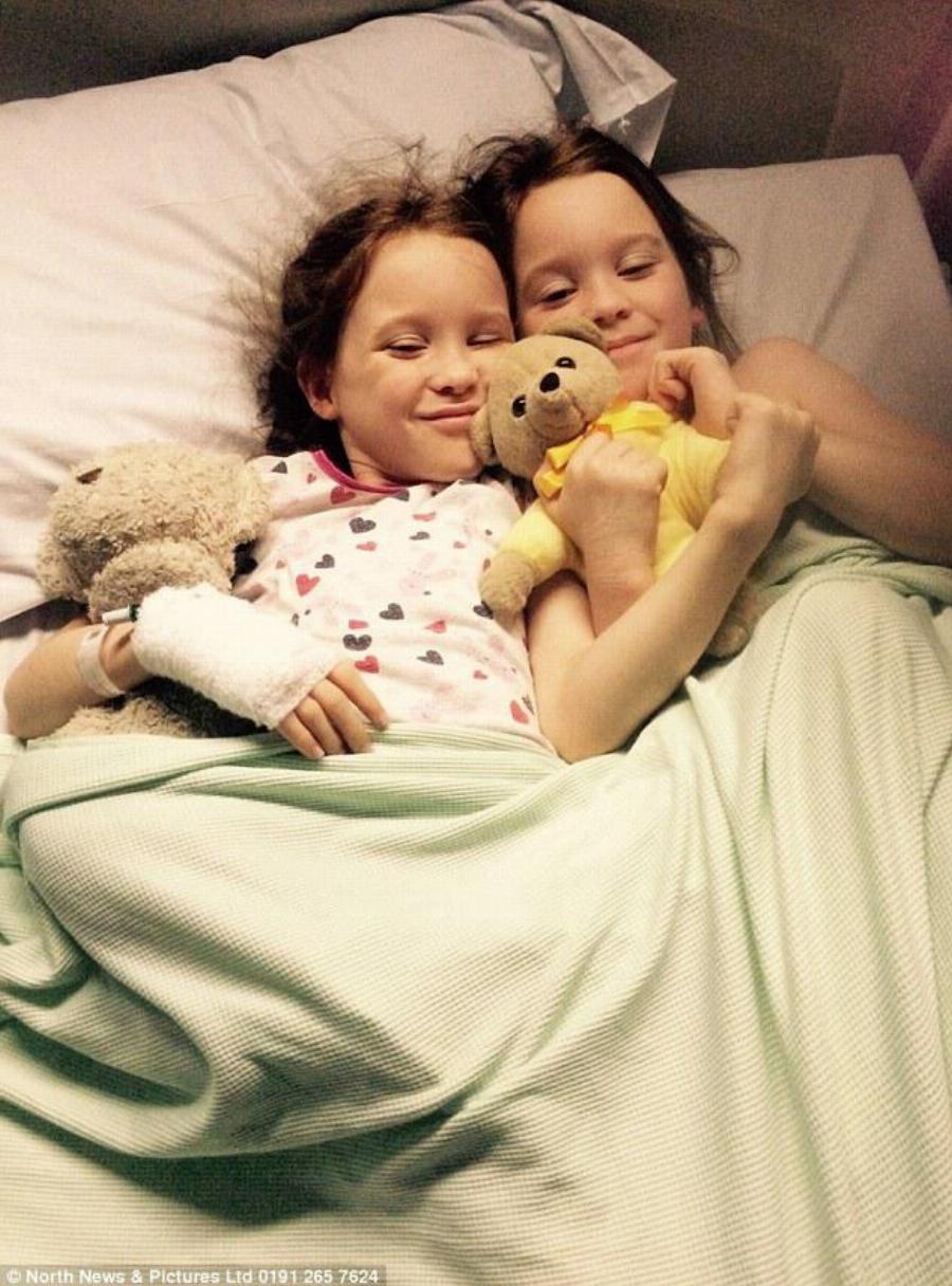 10χρονη δίνει το πιο ζεστό φιλί στη δίδυμη αδελφή της που πάσχει από λευχαιμία