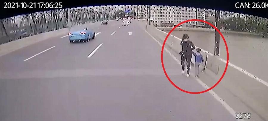 Ήρωας οδηγός στην Κίνα: Έσωσε μητέρα που προσπάθησε να αυτοκτονήσει μαζί με το παιδί της