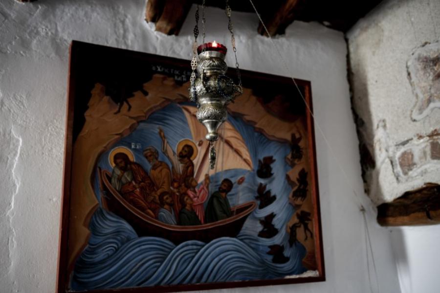 Η Μονή της Παναγίας της Χοζοβιώτισσας στην Αμοργό κρεμασμένη στον γκρεμό