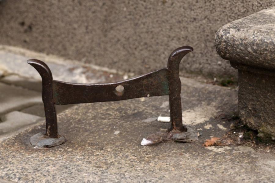 Το ορθογώνιο σίδερο δίπλα από τις εισόδους των παλιών σπιτιών και ποια ήταν η χρήση του