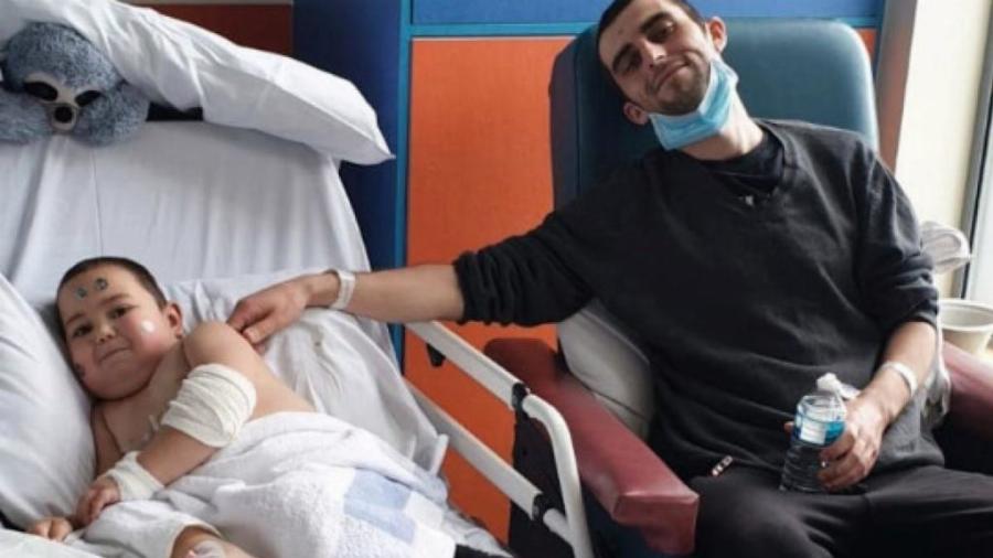 Ιστορία που συγκλονίζει: Μπαμπάς δώρισε το νεφρό του στον 4χρονο γιο του και του έσωσε τη ζωή