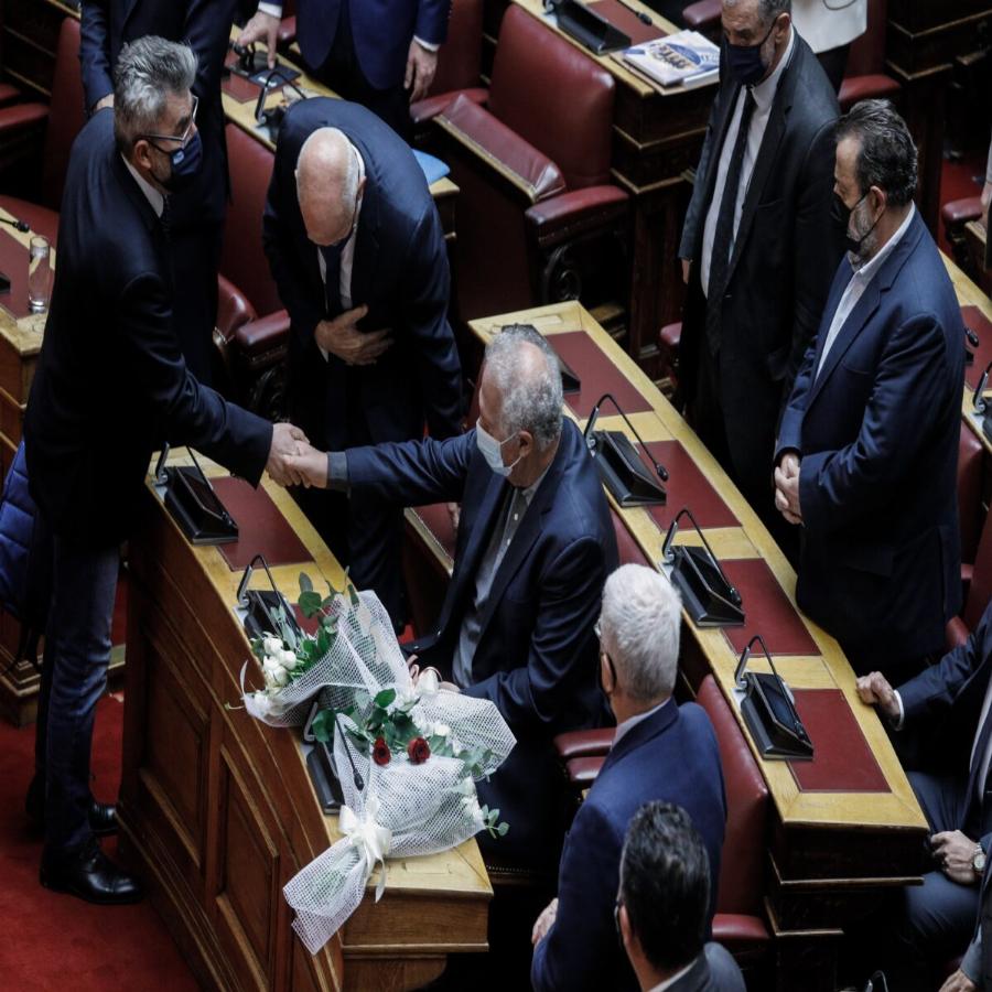 Συντετριμμένος ο Γιώργος Παπανδρέου: Κλάματα στη Βουλή για την Φώφη Γεννηματά