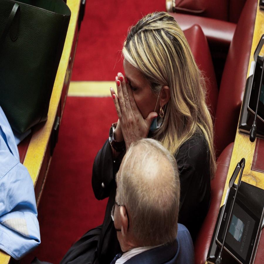 Συντετριμμένος ο Γιώργος Παπανδρέου: Κλάματα στη Βουλή για την Φώφη Γεννηματά