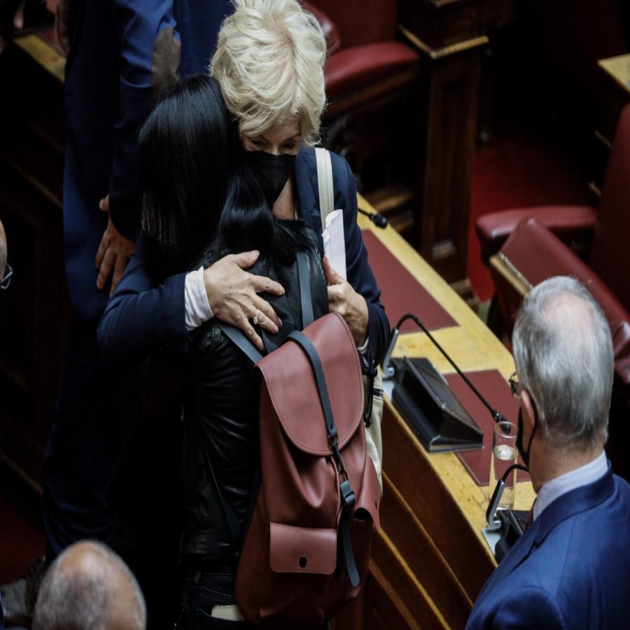 Συγκινητικές εικόνες: Θρηνούν αγκαλιασμένοι στην Βουλή για τον θάνατο της Φώφης Γεννηματά