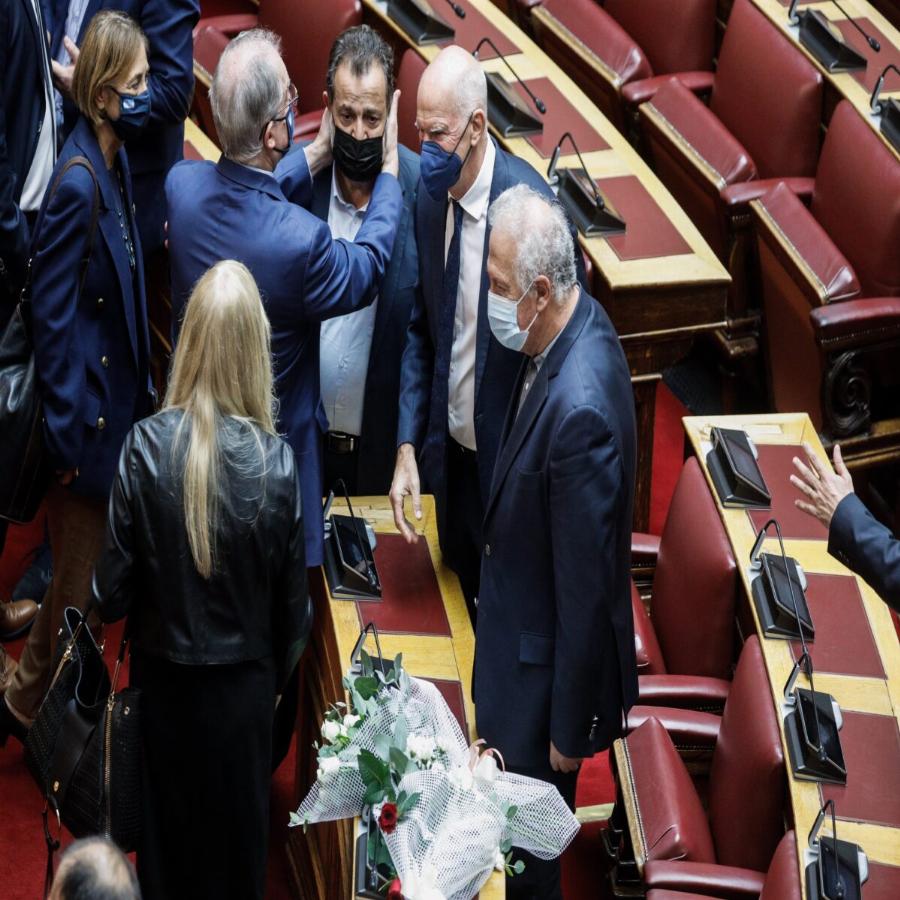 Συγκινητικές εικόνες: Θρηνούν αγκαλιασμένοι στην Βουλή για τον θάνατο της Φώφης Γεννηματά