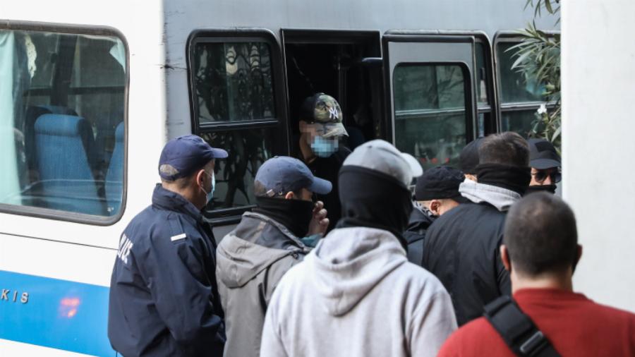 Παρουσιάστηκε στα Δικαστήρια Πειραιά ο 14χρονος Ρομά