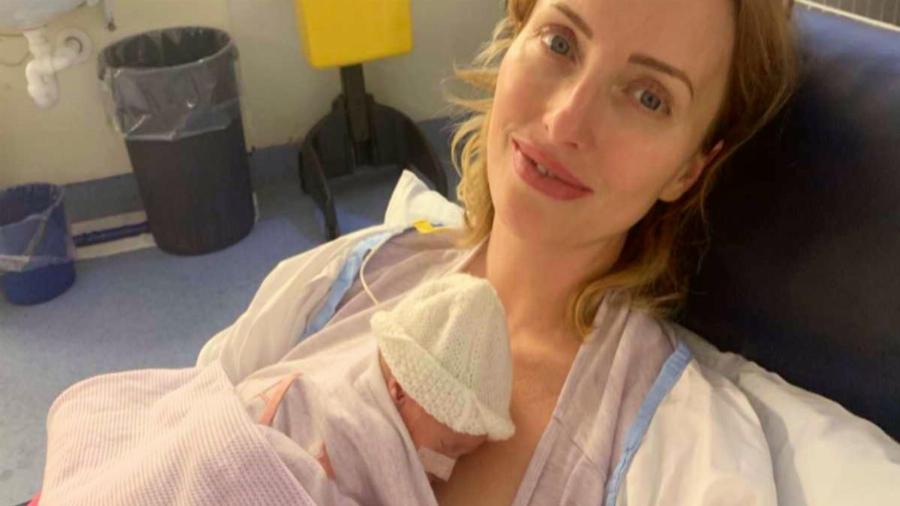 Γυναίκα με καρκίνο: Γέννησε πρόωρα και παλεύει να ζήσει για να χαρεί το παιδί της