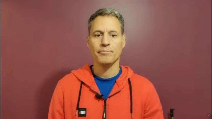 «Κάνω εμετό στη μούρη σας»: Το δημόσιο ξέσπασμα του Γρηγόρη Πετράκου