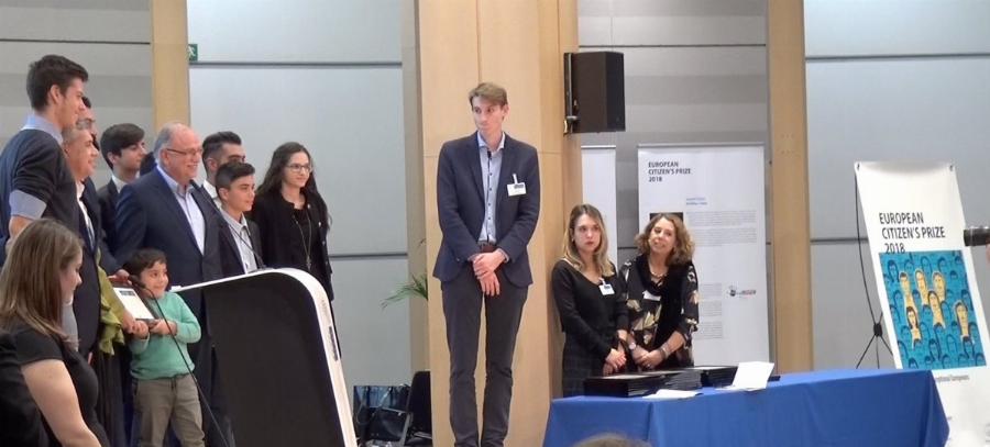 Η Ευρώπη υποκλίθηκε στον πάτερ Αντώνιο: Τιμήθηκε ως ο καλύτερος Ευρωπαίος Πολίτης