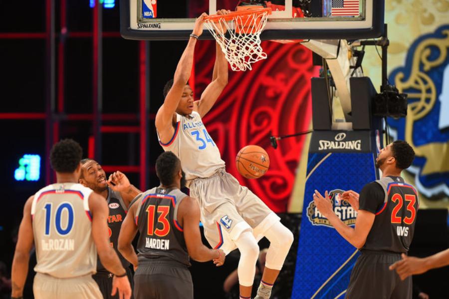 Γιάννης Αντετοκούνμπο: Τσολιαδάκι με την Ελληνική Σημαία – Το άγνωστο άλμπουμ του