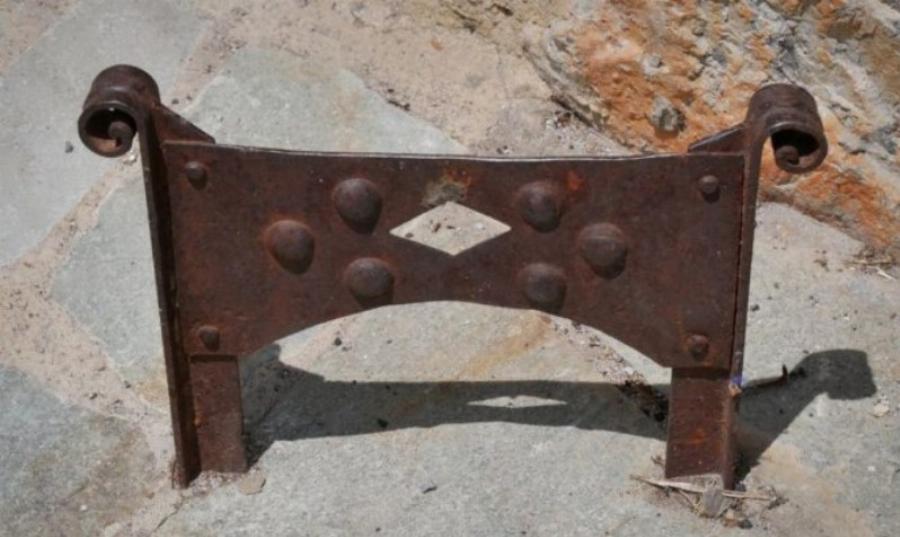 Το ορθογώνιο σίδερο δίπλα από τις εισόδους των παλιών σπιτιών και ποια ήταν η χρήση του