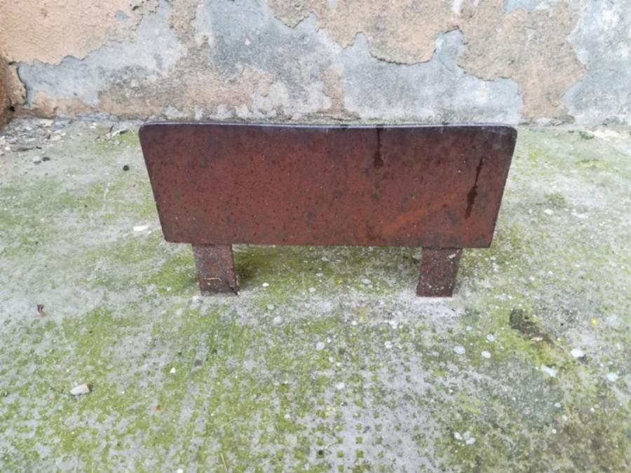 Το ορθογώνιο σίδερο δίπλα από τις εισόδους των παλιών σπιτιών και ποια ήταν η χρήση του