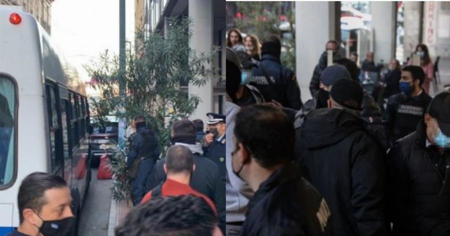 Με χειροπέδες και υπό χειροκροτήματα στα δικαστήρια οι επτά αστυνομικοί