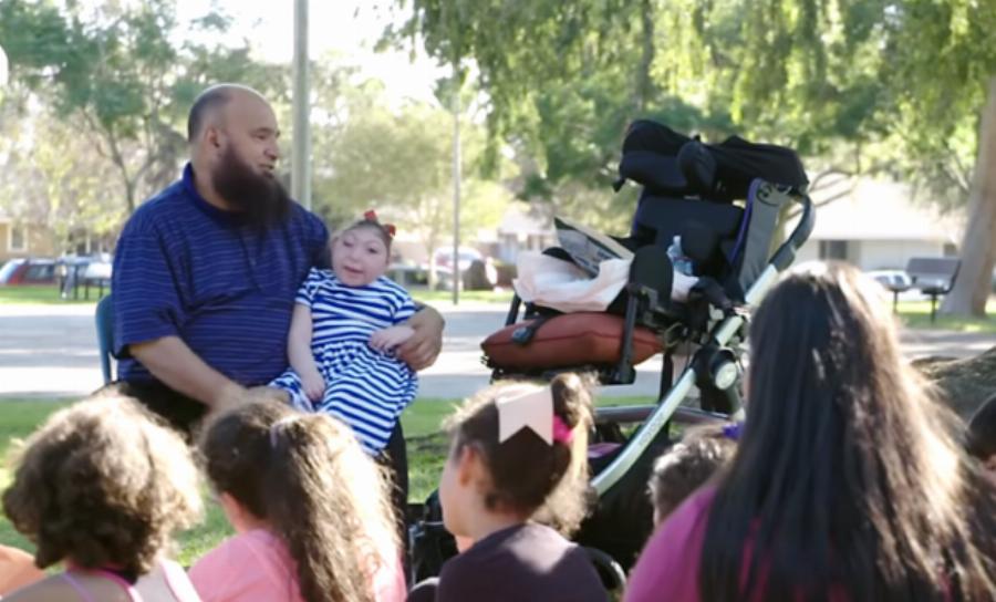 Ο Mohamed Bzeek είναι ο πατέρας των παιδιών που πονάνε: Πεθαίνουν στην αγκαλιά του