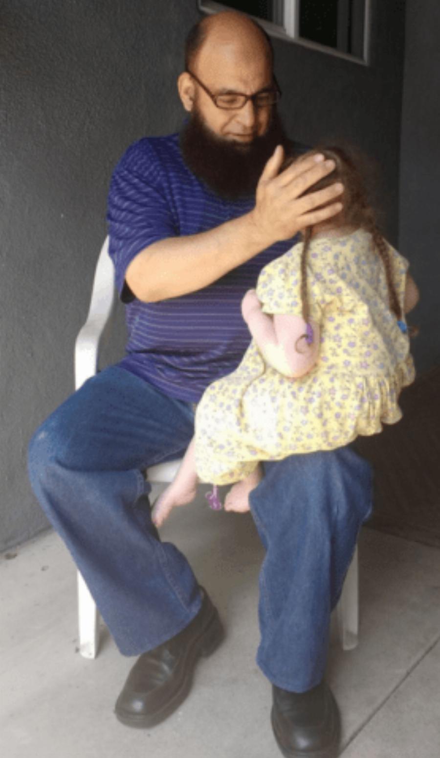 Ο Mohamed Bzeek είναι ο πατέρας των παιδιών που πονάνε: Πεθαίνουν στην αγκαλιά του