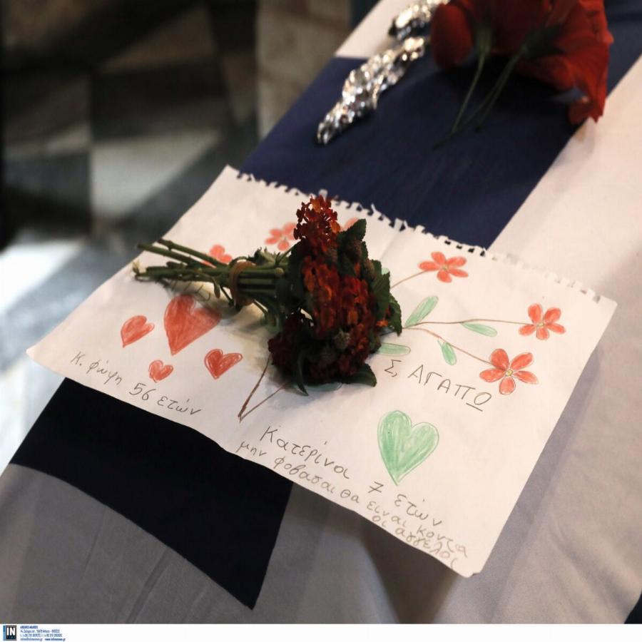 Η ζωγραφιά 7χρονης που ακουμπά το φέρετρο της Φώφης Γεννηματά – «Σ’ αγαπώ, μη φοβάσαι, θα είναι κοντά σου οι άγγελοι»