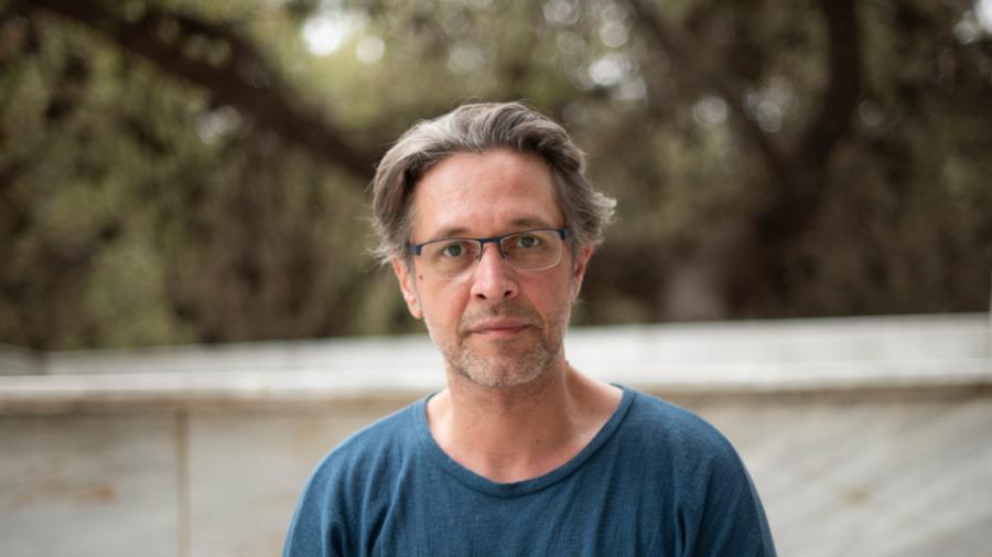 Αιμίλιος Χειλάκης: Αφαίρεσε όγκο από το κεφάλι