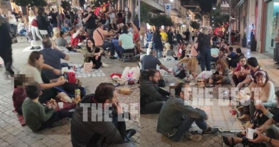 Aντιεμβολιαστές στην Πάτρα έστρωσαν καρό τραπεζομάντηλο για πικνικ στον πεζόδρομο