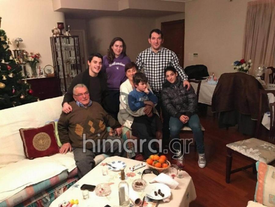 Σε κλίμα οδύνης η κηδεία της μητέρας του Πύρρου Δήμα στη Χιμάρα