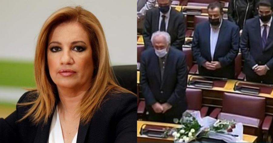Βουλή: Ένα μπουκέτο λουλούδια στη θέση που καθόταν η Φώφη Γεννηματά