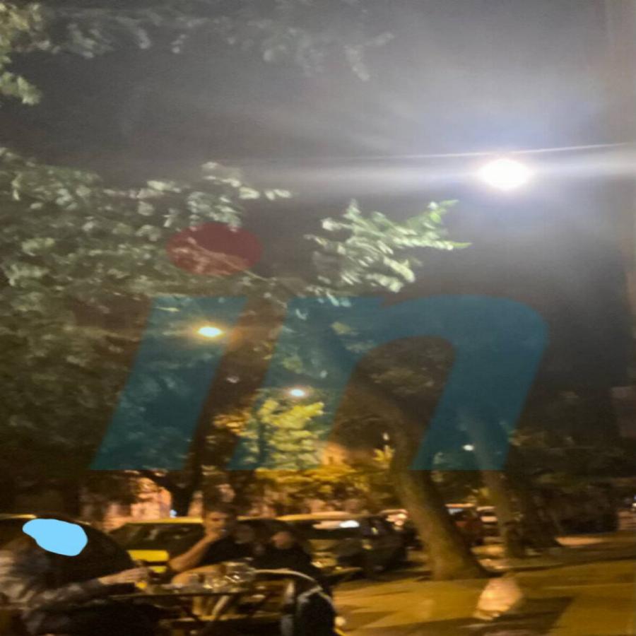 Τους πιάσαμε στα πράσα: Οι τρυφερές φωτογραφίες Βανδή – Μπισμπίκη στα Εξάρχεια