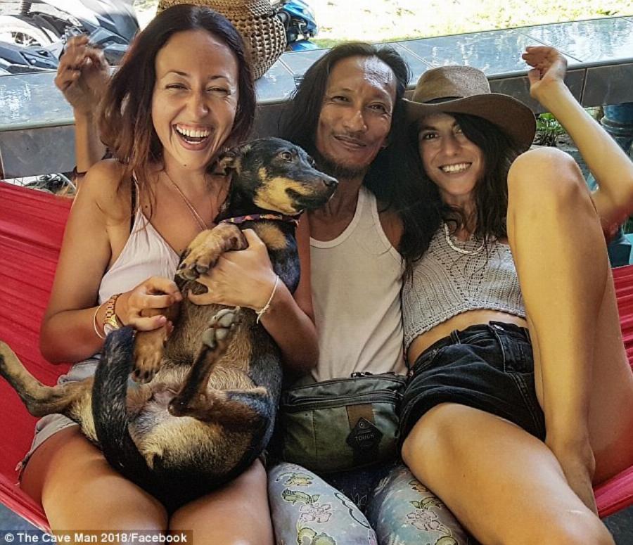 Tαϊλανδος ξελoγιάζει χιλιάδες τουρίστριες και τις οδηγεί στη σπηλιά του για ώρες