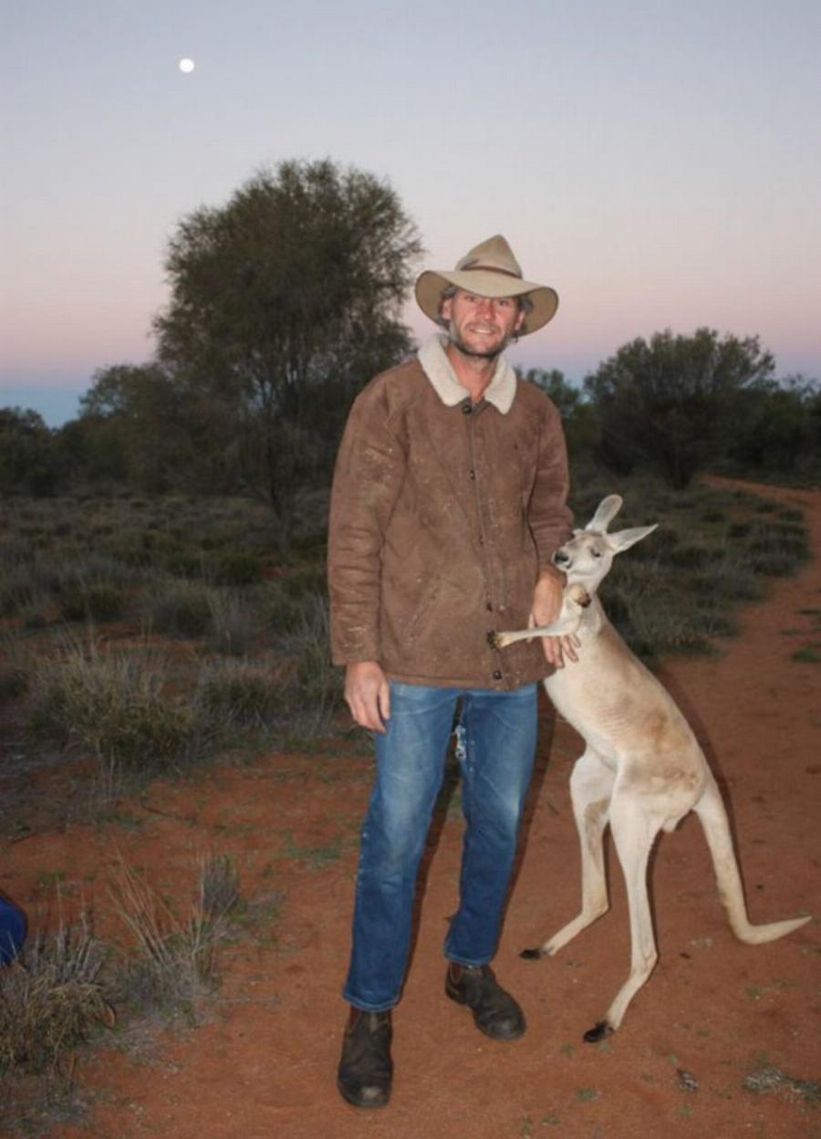 Καγκουρό δείχνει την ευγνωμοσύνη του αγκαλιάζοντας κάθε μέρα την γυναίκα που το έσωσε