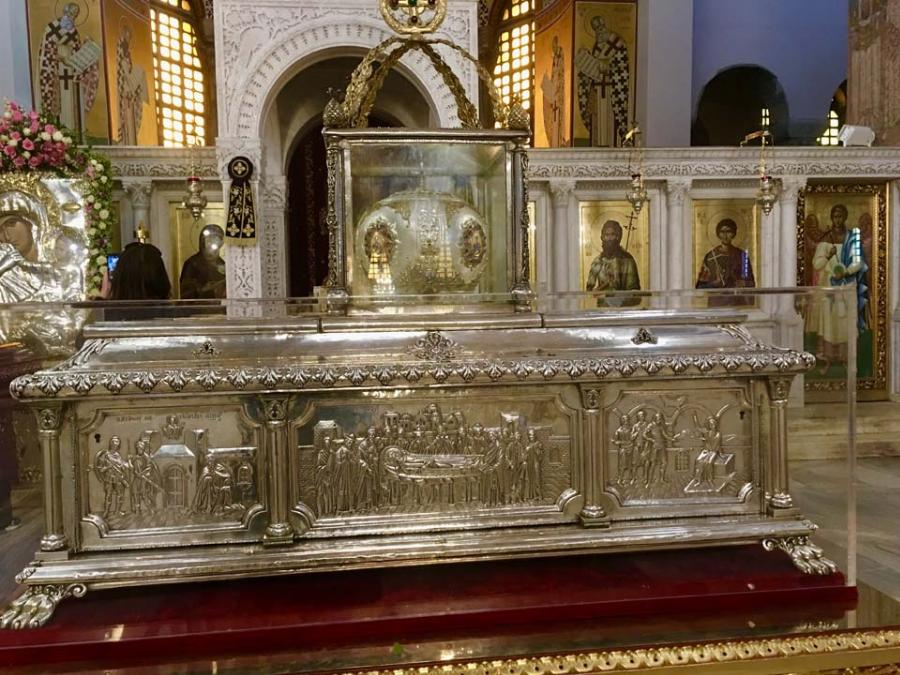 Το μύρο του Αγίου Δημητρίου έρεε από τη λάρνακα πάνω στο φελώνιο του π. Ευθυμίου: Μεγάλη γιορτή για τη Θεσσαλονίκη