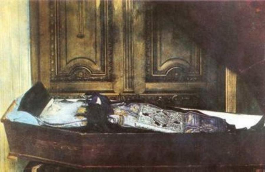 Παράτησαν το φέρετρο του Αγίου Νεκτάριου στα σκαλιά: Ούτε οι Ιερείς είχαν χρόνο να τον διαβάσουν