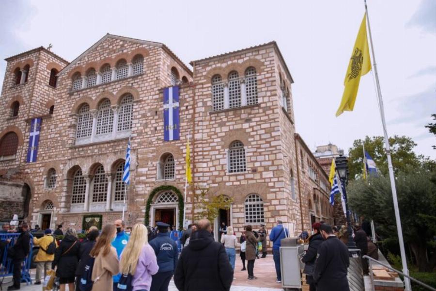 Γιορτή Αγίου Δημητρίου στη Θεσσαλονίκη: Ιερέας διαμαρτυρείται για τα μέτρα – Καλούσε κόσμο να μπει χωρίς μάσκα