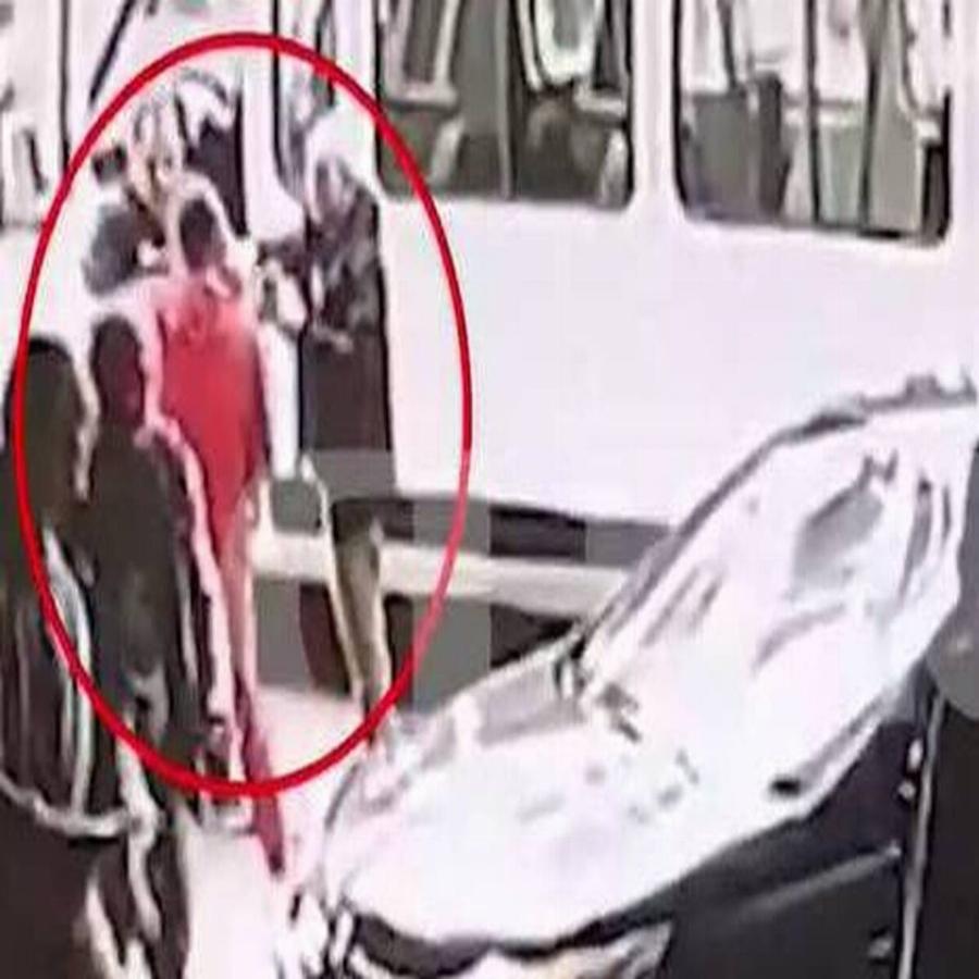 Καρέ – καρέ ο άγριος ξυλοδαρμός αστυνομικού – Χαμός στο κέντρο της Αθήνας