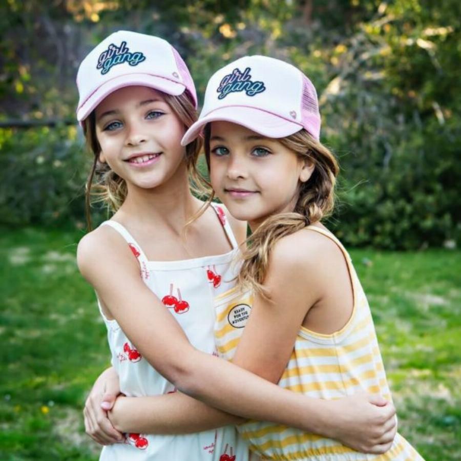 Οι πιο όμορφες δίδυμες στον κόσμο έγιναν 9 ετών και μοιάζουν σαν άγγελοι