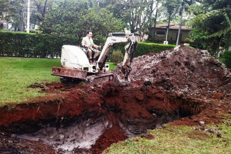 Πάμπλουτος έθαψε το πανάκριβο αμάξι του για να μπορεί να το πάρει μαζί του στον άλλο κόσμο