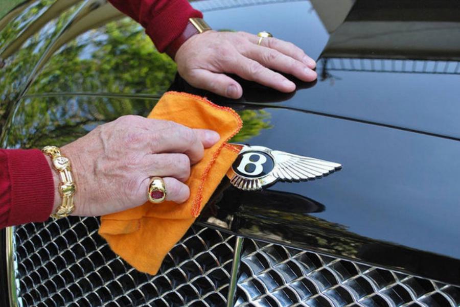 Πάμπλουτος έθαψε το πανάκριβο αμάξι του για να μπορεί να το πάρει μαζί του στον άλλο κόσμο