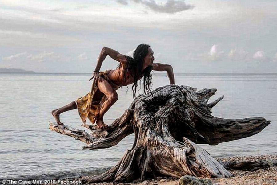 Tαϊλανδος ξελoγιάζει χιλιάδες τουρίστριες και τις οδηγεί στη σπηλιά του για ώρες