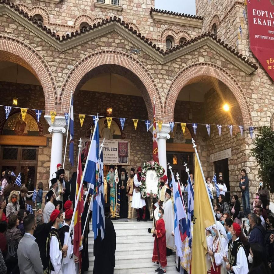 Μεγάλη γιορτή για την Ορθοδοξία: Υποδέχτηκαν στον Πειραιά την εικόνα της Παναγίας της Λαυριώτισσας και το Λάβαρο της Επανάστασης