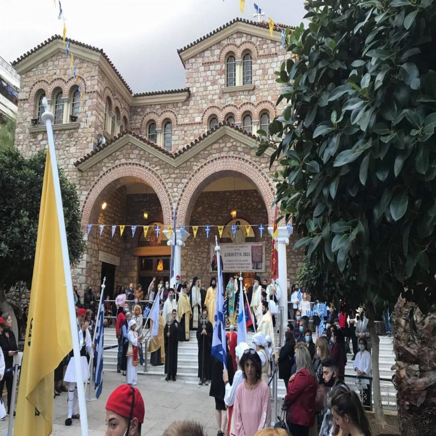 Μεγάλη γιορτή για την Ορθοδοξία: Υποδέχτηκαν στον Πειραιά την εικόνα της Παναγίας της Λαυριώτισσας και το Λάβαρο της Επανάστασης