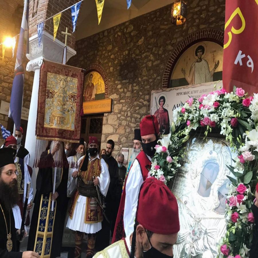 Μεγάλη γιορτή για την Ορθοδοξία: Υποδέχτηκαν στον Πειραιά την εικόνα της Παναγίας της Λαυριώτισσας και το Λάβαρο της Επανάστασης