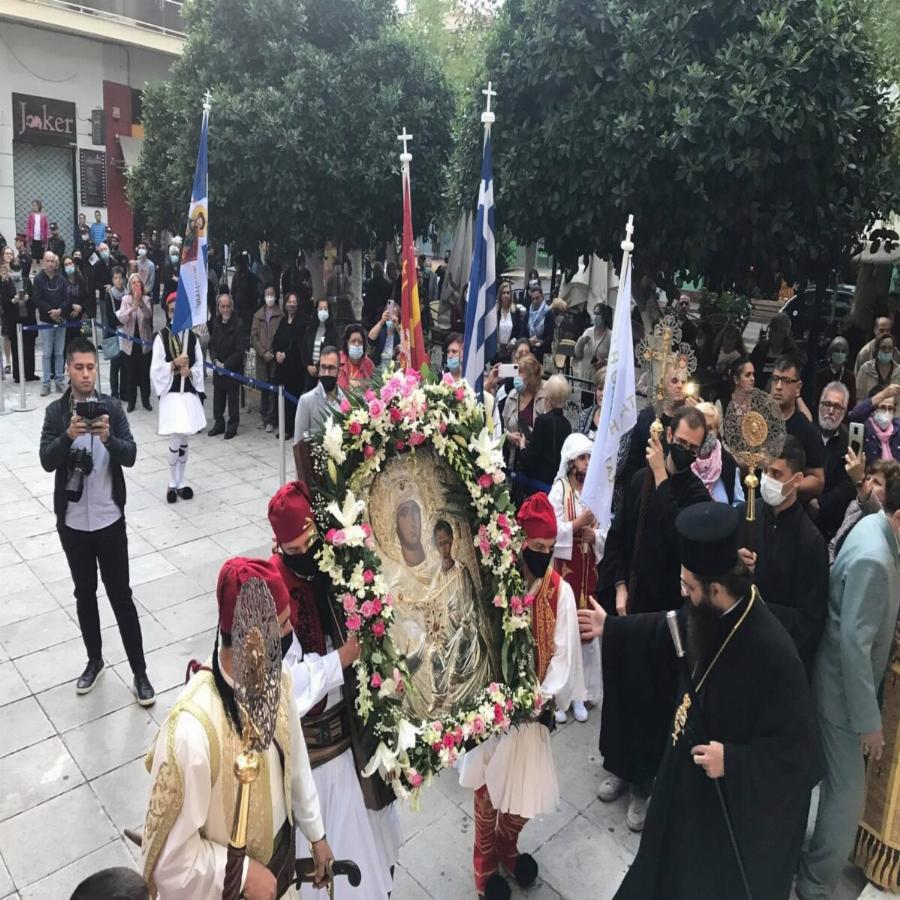 Μεγάλη γιορτή για την Ορθοδοξία: Υποδέχτηκαν στον Πειραιά την εικόνα της Παναγίας της Λαυριώτισσας και το Λάβαρο της Επανάστασης