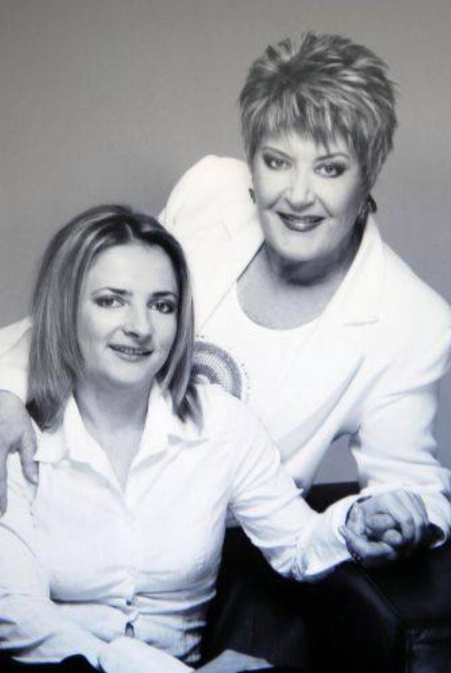 Διάσημοι Έλληνες που υιοθέτησαν παιδάκι: 13 υπέροχες περιπτώσεις