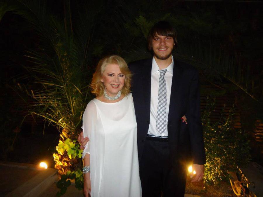 Διάσημοι Έλληνες που υιοθέτησαν παιδάκι: 13 υπέροχες περιπτώσεις