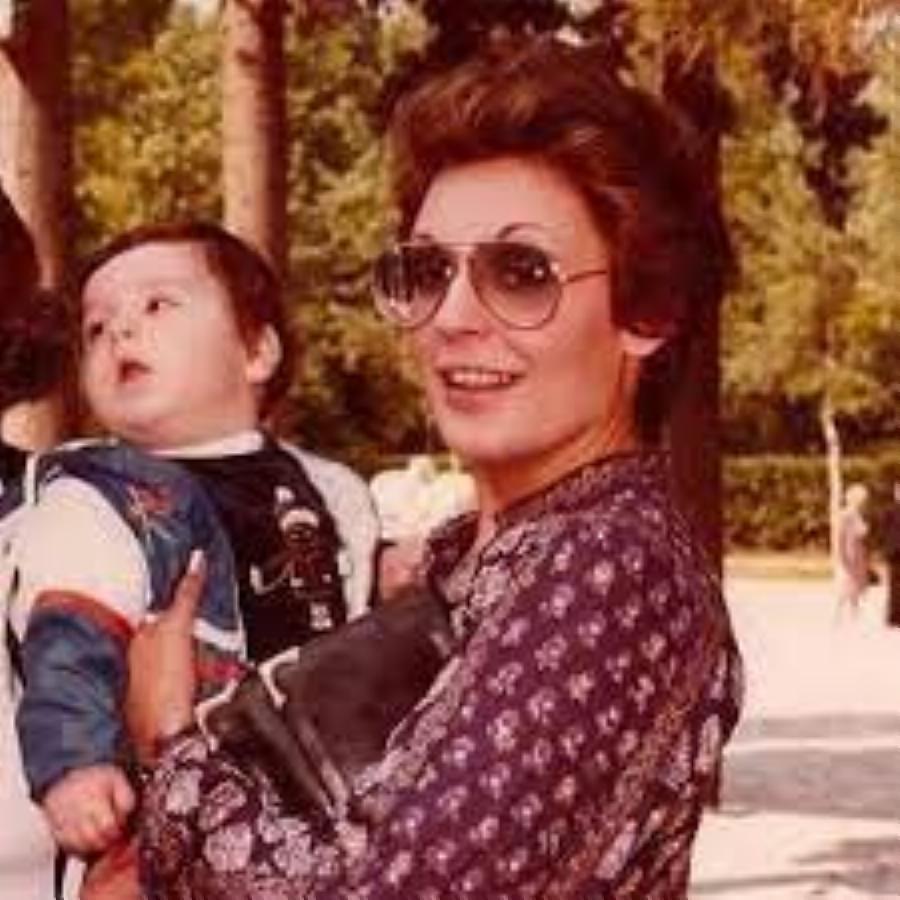 Διάσημοι Έλληνες που υιοθέτησαν παιδάκι: 13 υπέροχες περιπτώσεις