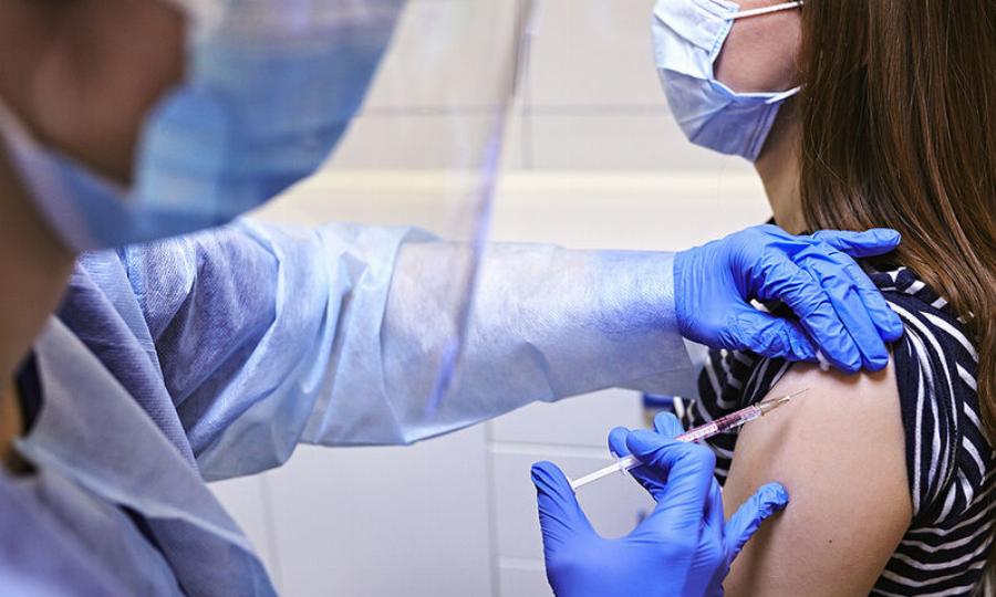 Επιστροφή στην κανονικότητα μόνο για τους πλήρως εμβολιασμένους