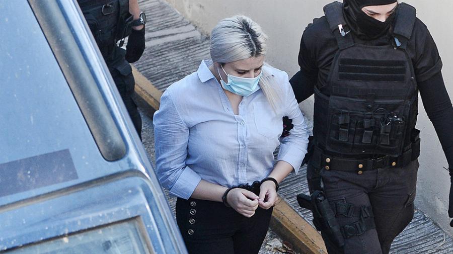 «Το φίδι είναι πιο ζεστό απ’ αυτήν»: Η αλήθεια για την Έφη Κακαραντζούλα από πρώην συγκρατούμενη