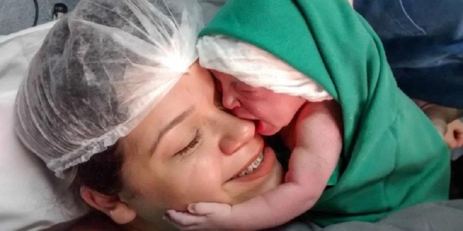 Νεογέννητο αγκαλιάζει σφιχτά την μαμά του δευτερόλεπτα μετά την γέννα