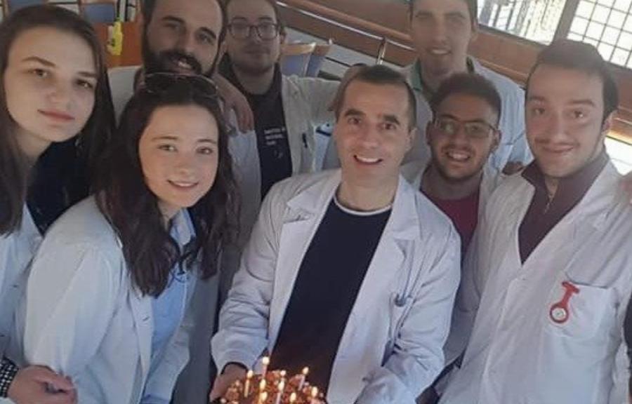 Γιώργος Καμπανός: Γλίτωσε από τον εφιάλτη των ναρκωτικών και στα 42 του πήρε πτυχίο στην Ιατρική