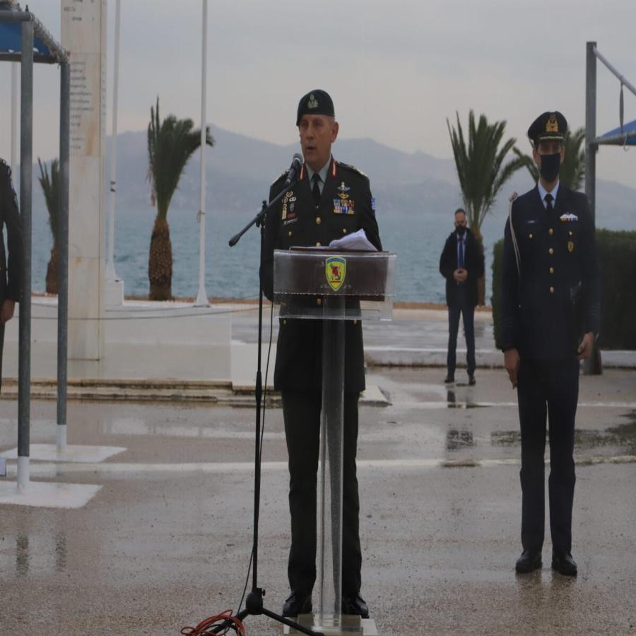 Αρχηγός ΓΕΕΘΑ: Στάθηκε στη βροχή για την ορκωμοσία των ΕΠΟΠ